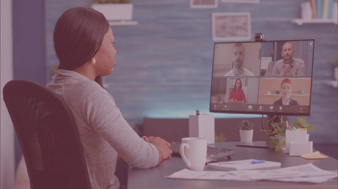 Ambiente de trabalho colaborativo durante sessão de formação prática