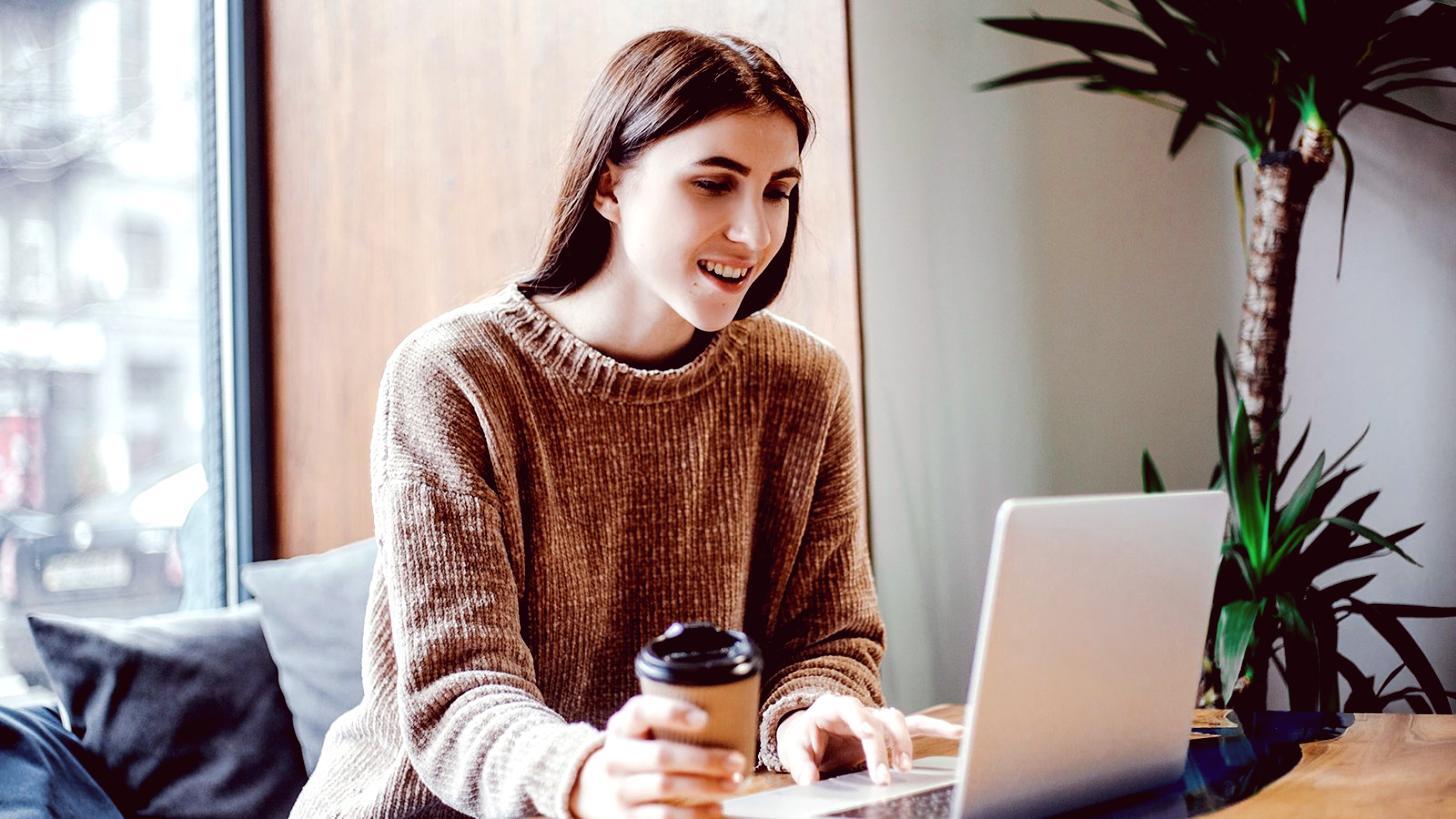 Profissionais analisando pesquisa de palavras-chave em ambiente colaborativo