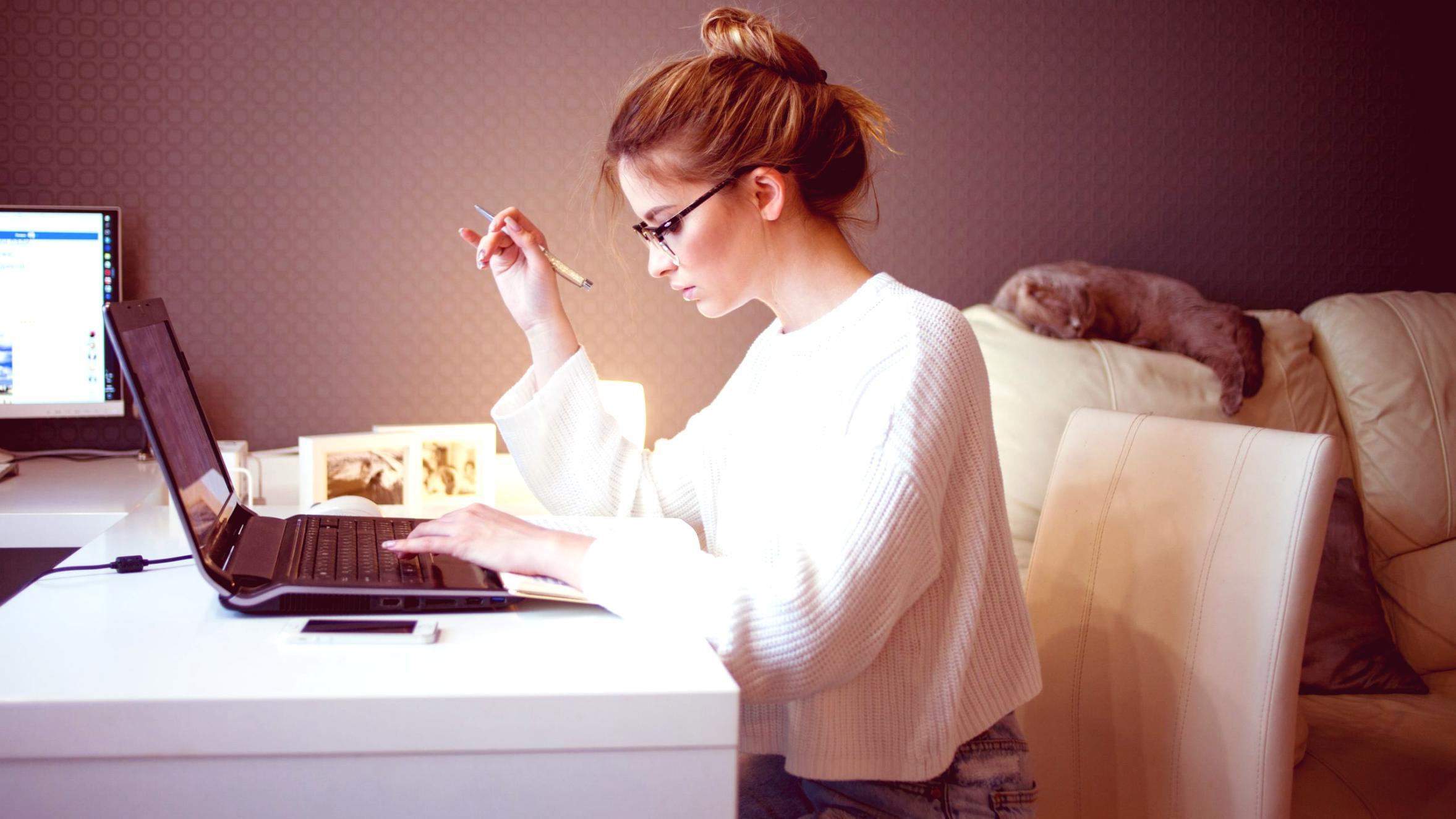 Workshop de estratégia de keywords com participantes a colaborar em análise competitiva